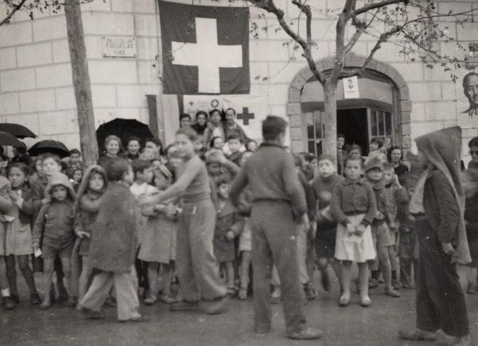 Раздача молока детям, доставленного швейцарским Красным Крестом. Барселона, 1937 г. 