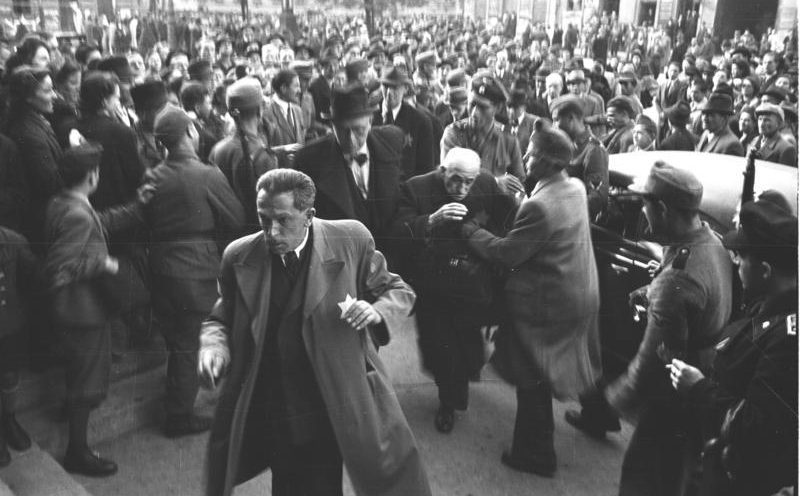 Евреи Будапешта во время депортации. Октябрь 1944 г. 