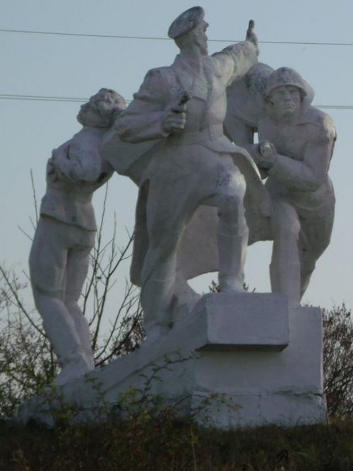 Скульптурная группа мемориала.
