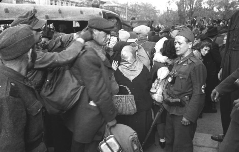 Евреи Будапешта во время депортации. Октябрь 1944 г. 