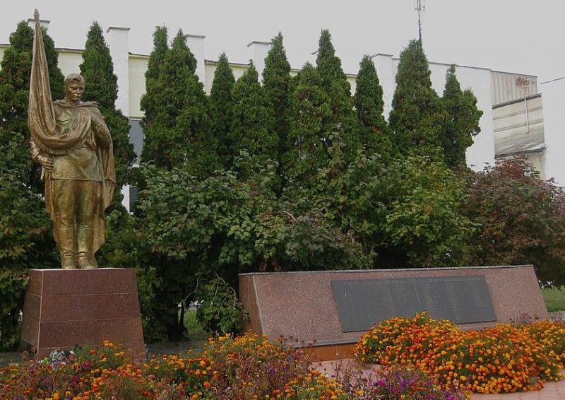 п. Ярмолинцы. Памятник, установленный на братской могиле советских воинов.
