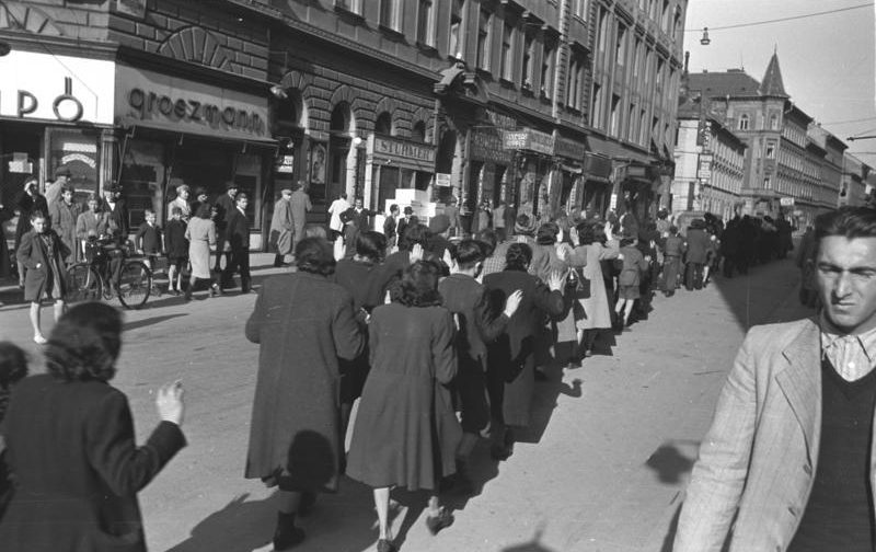 Арест евреев в Будапеште. 1944 г. 