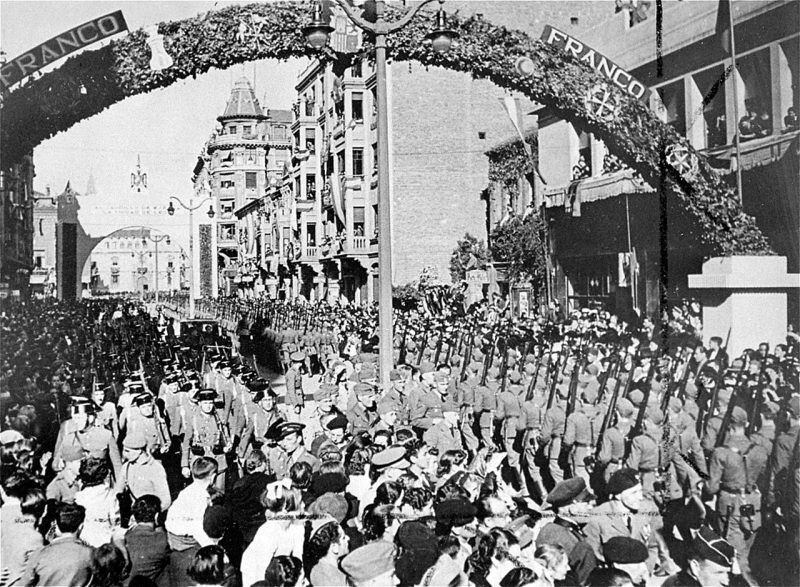 Парад победы испанских национальных войск и немецкого легиона «Кондор» в честь генерала Франсиско Франко на улицах Сьюдад-де-Леон. 22 мая 1939 г.