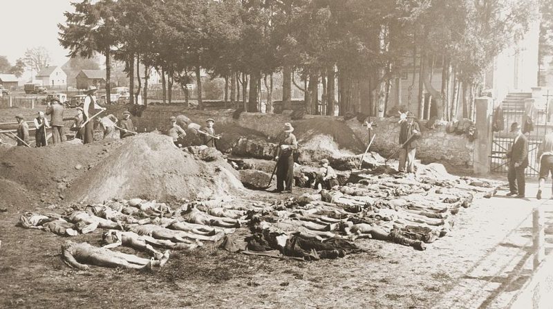 Немцы раскапывают захоронение около 750 еврейских заключенных из Шварценфельда. Апрель 1945 г.