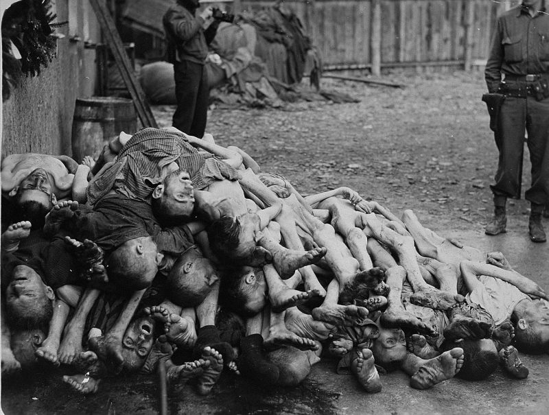 Груды трупов евреев, найденных в освобожденном концлагере Бухенвальд. Апрель 1945 г.