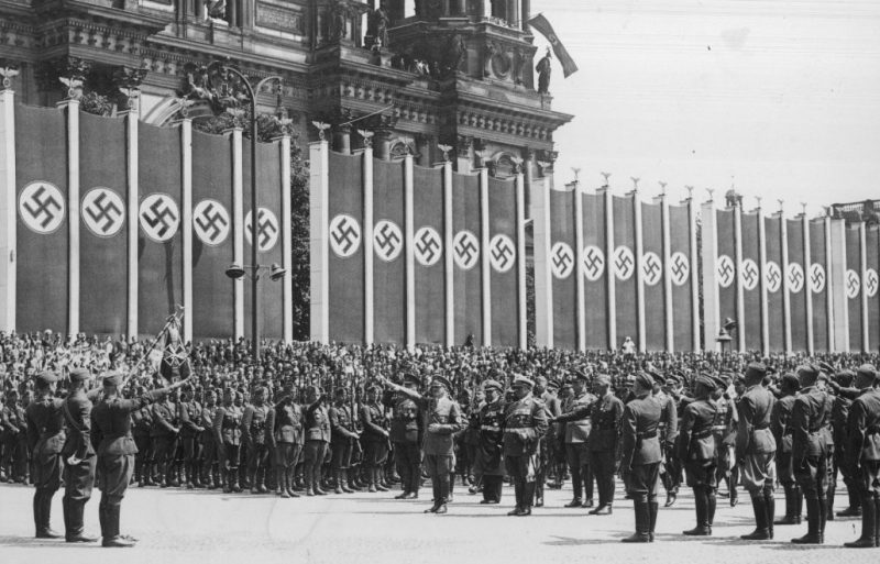 Гитлер приветствует легион «Кондор», вернувшегося из Испании. Июнь 1939 г.