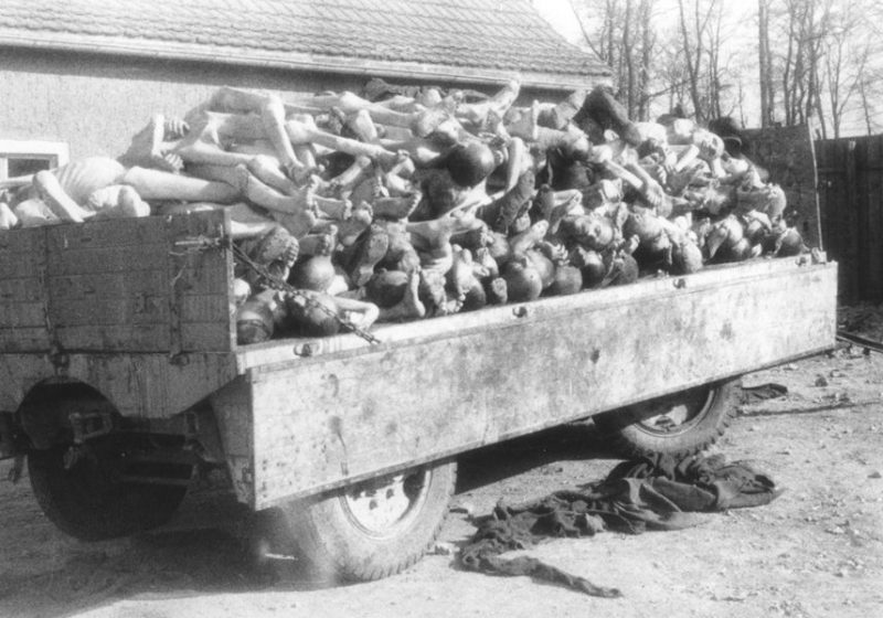 Груды трупов евреев, найденных в освобожденном концлагере Бухенвальд. Апрель 1945 г.