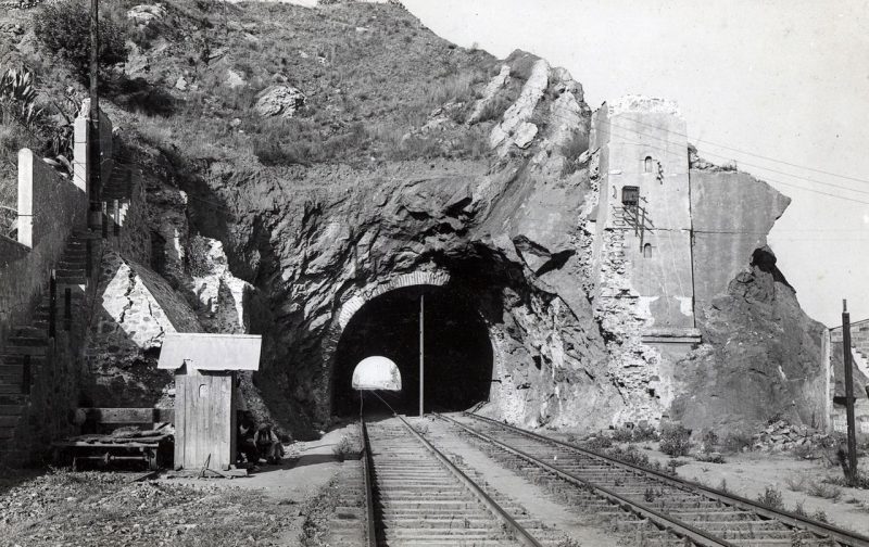 Южное устье туннеля Монтгат, после того, как он был взорван советскими добровольцами. 1939 г.