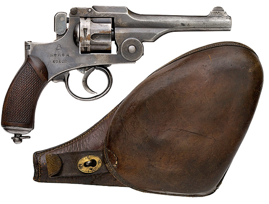Револьвер Туре 26 с кожаной кобурой.