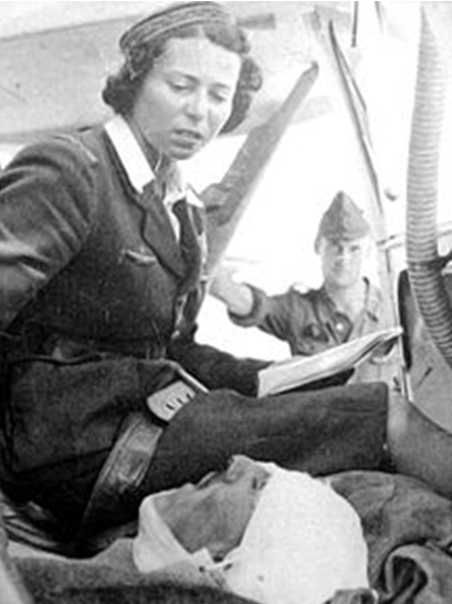 Мариана Дреджеску перед полетом с раненым. Деревня Плодовите, сентябрь 1942 года.