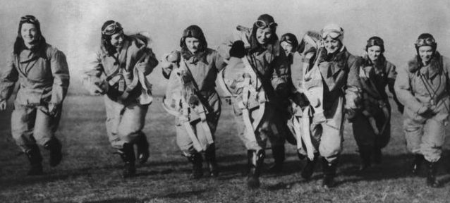 Летчицы возвращаются после рейса по перегонке военных самолетов с заводов на военные базы. Январь 1940 года.