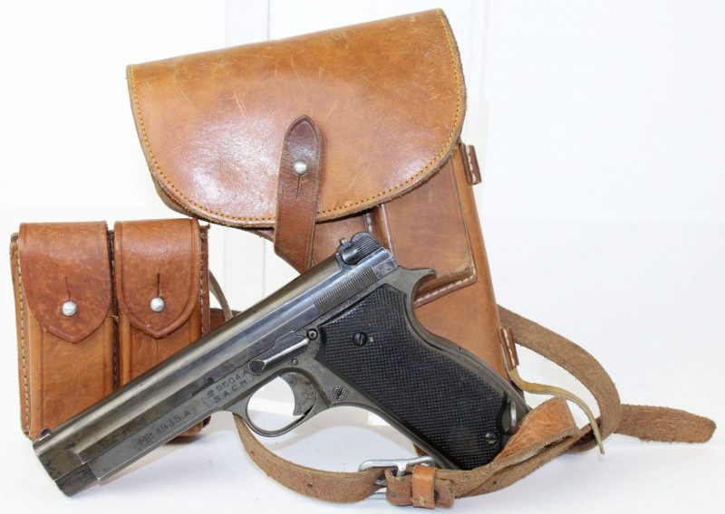 Пистолет М-1935 А и кобура к нему.