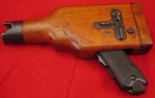 Пистолет Nambu Туре 94 и деревянная кобура образца 1906 года для него.