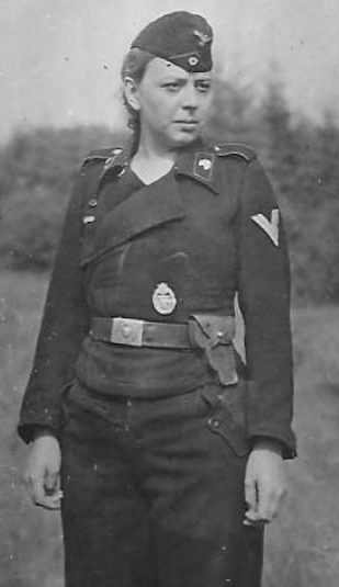 Неидентифицированное фото женщины-танкиста Вермахта.
