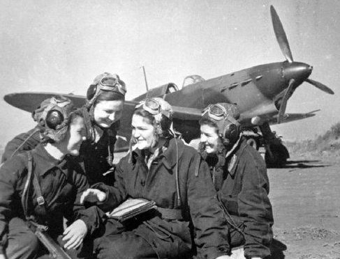 Женщины-пилоты 586-го ИАП.