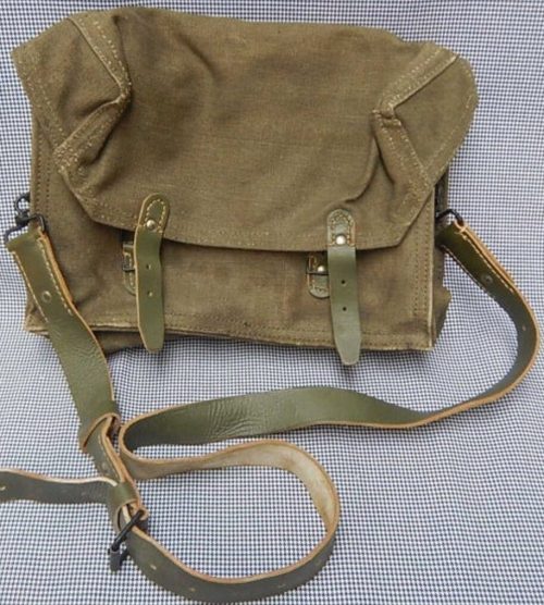 Армейский ранец для продуктов с кожаными ремнями.