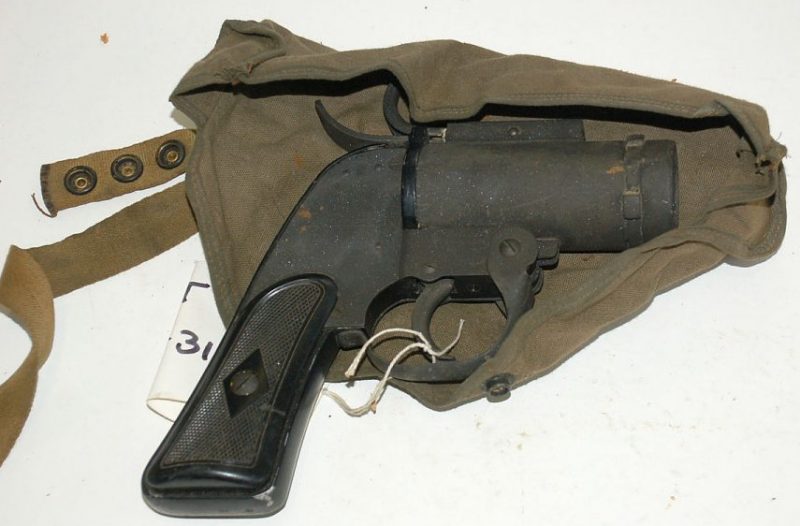 Сигнальный пистолет AN-M8 37mm и кобуры к нему.