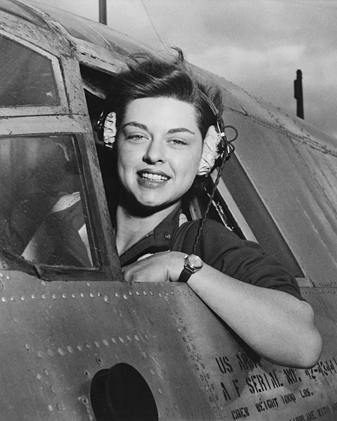 Элизабет Л. Гарднер, член WASP, за штурвалом B-26 Marauder.