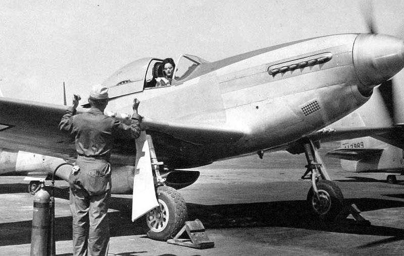 Флорена Уотсон демонстрирует подготовку P-51D-5NA к полету на аэродроме завода в Инглвуде, Калифорния.