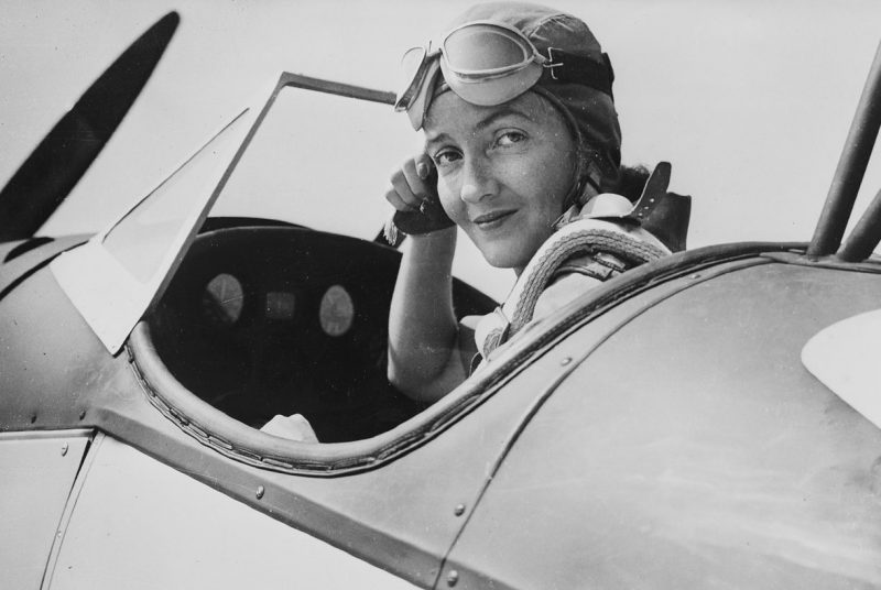 Нэнси Лав за штурвалом самолета. 1942 г.