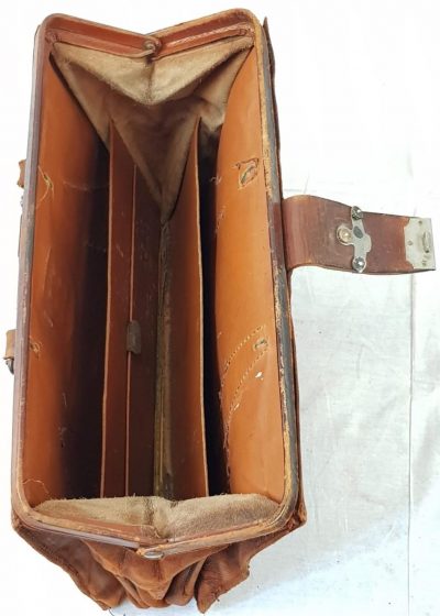 Кожаные сумки-портфели британских офицеров.