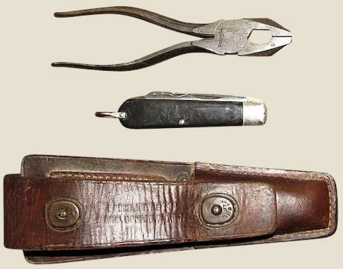 Саперный набор: кусачки и нож с чехлом.