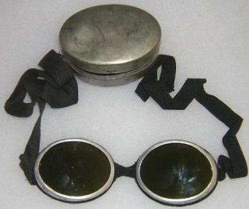 Защитные очки горных стрелков с металлическим футляром.
