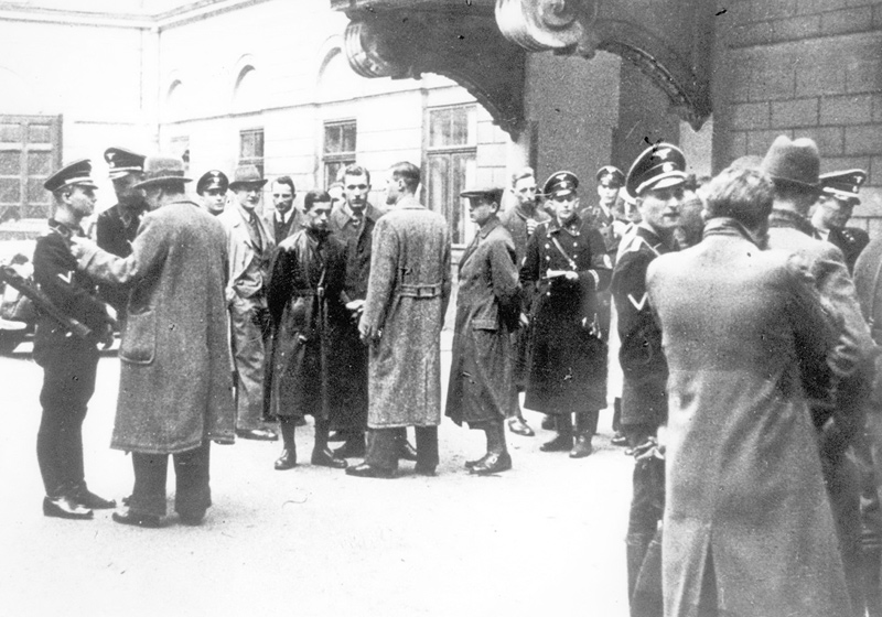 Эйхман и члены гестапо перед налетом на Еврейский общинный центр. Вена, 1938 год.