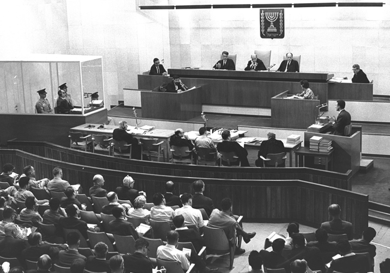 Эйхман внутри колпака из пуленепробиваемого стекла во время судебного процесса в Иерусалиме.