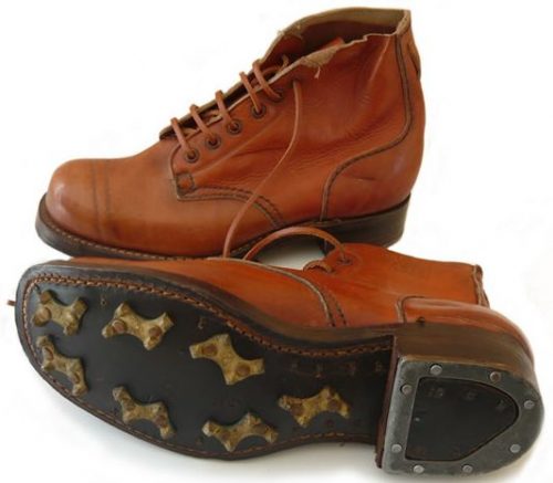 Ботинки для джунглей с латунными шипами, прибитыми к подошве ботинка.