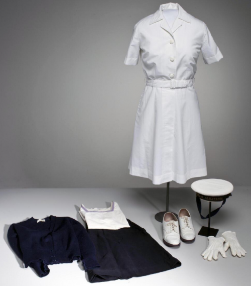 Часть комплекта формы женской королевской австралийской ВМС (WRANS): летнее платье, рабочая форма, бескозырка, перчатки и туфли.