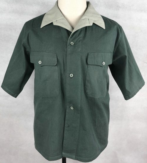 Тропическая темно-зеленая рубашка с короткими рукавами.