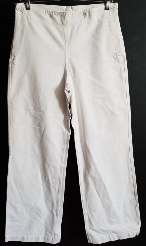 Белые брюки матроса.