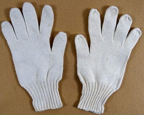 Вязанные шерстяные перчатки.