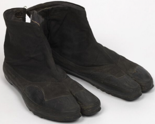 Таби - войлочные ботинки на резиновой подошве с отдельным мыском.