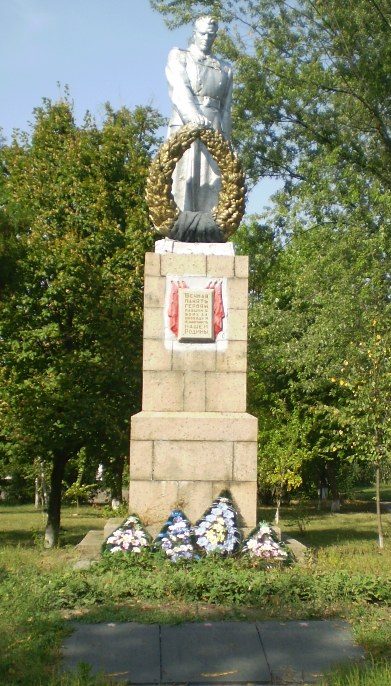 с. Глинск Светловодского р-на. Памятник, установленный на братской могиле, в которой похоронено 56 советских воинов.