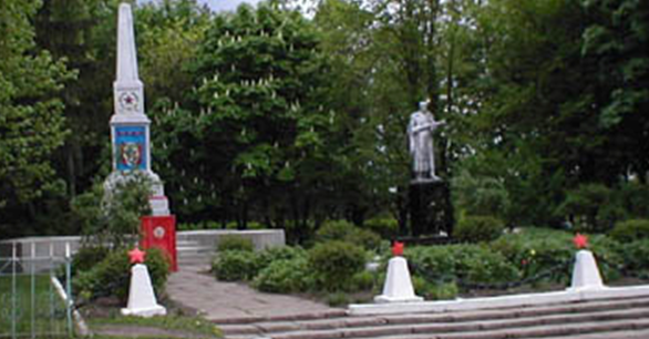 с. Шепилово Голованевского р-на. Мемориал, установленный у братской могиле, в которой похоронено 44 советских воина и памятный знак воинам-землякам.