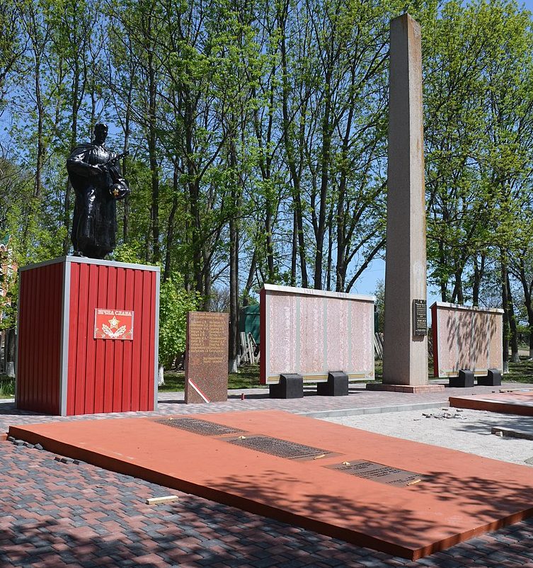 с. Большая Виска Маловисковского р-на. Памятник, установленный на братской могиле, в которой похоронен 51 советский воин и памятный знак воинам-землякам.