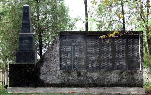 с. Плоско-Забузьке Ольшанского р-на. Мемориал советским воинам. 