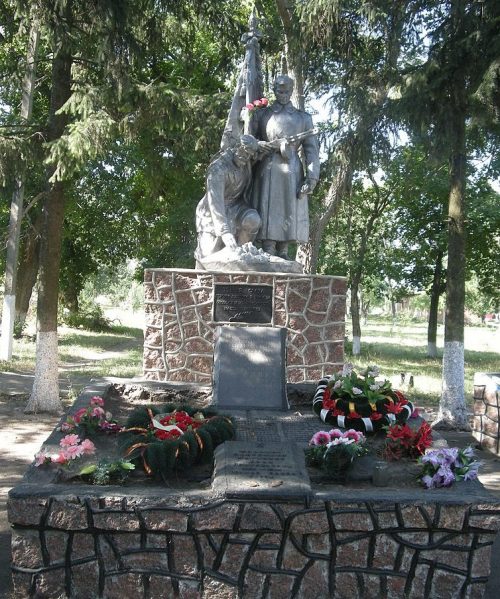 с. Злинка Маловисковского р-на. Памятник, установленный на братской могиле, в которой похоронено 37 советских воинов.
