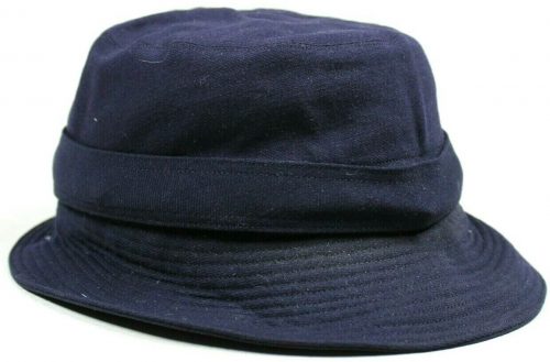 Шляпы из комплекта синей униформы.