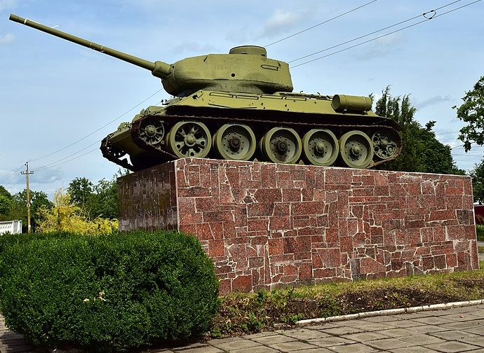 г. Помошная Добровеличковского р-на. Памятник танкистам. 