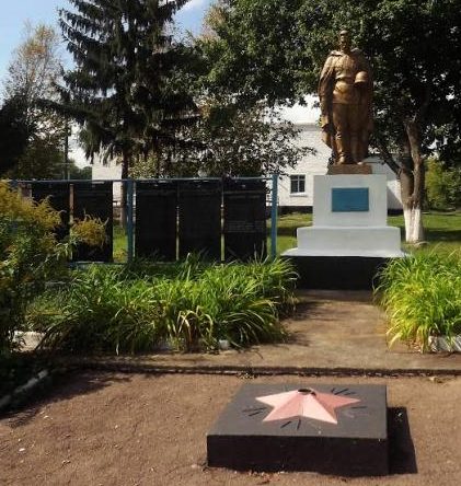 с. Тышковка Добровеличковского р-на. Памятник, установленный на братской могиле, в которой похоронено 949 советских воинов. 