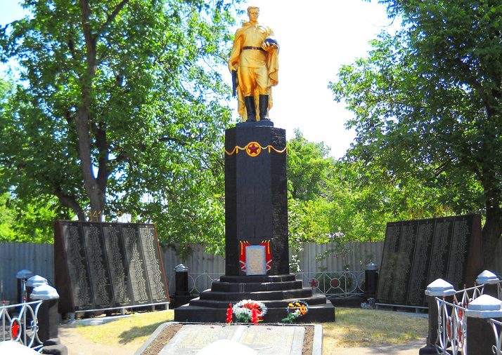 г. Малая Виска. Памятник, установленный на братской могиле, в которой похоронен 81 советский воин.