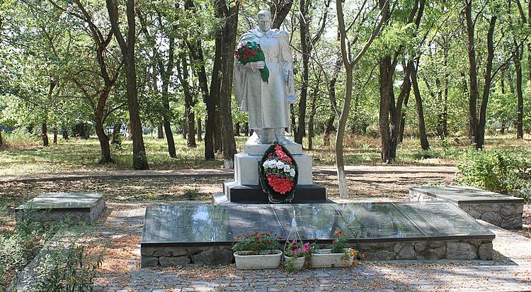с. Зыбково Онуфриевского р-на. Памятник, установленный на братской могиле, в которой похоронено 264 советских воинов. 
