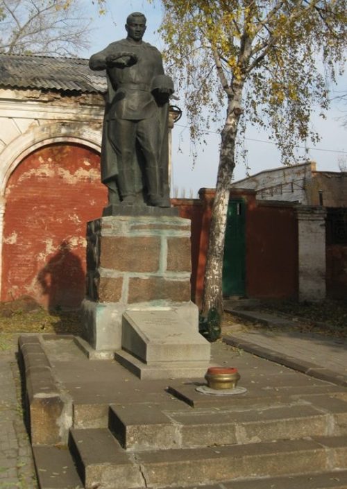 г. Кропивницкий. Памятник, установленный на братской могиле 4000 советских военнопленных, замученных фашистами.