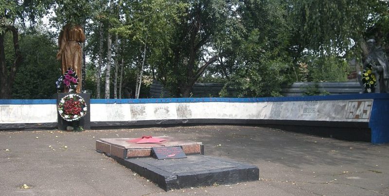 с. Мануйловка Маловисковского р-на. Памятник, установленный на братской могиле, в которой похоронено 26 советских воинов и памятный знак воинам-землякам.