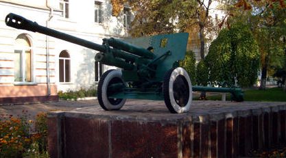 76-мм пушка на постаменте.