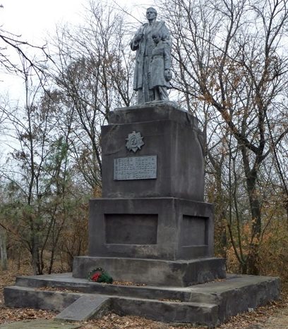 с. Братолюбовка Долинского р-на. Памятник на братской могиле воинов, погибших при освобождении села.