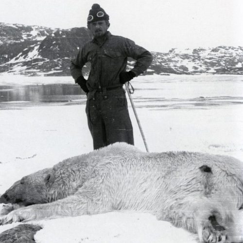 Сотрудник метеостанции с убитым белым медведем.